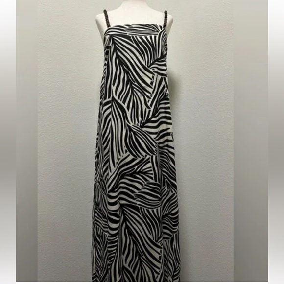Elegant Zebra Pattern Maxi Dress - Picture 2 of 7